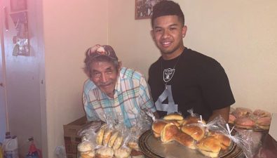 Joven usa las redes sociales para ayudar a un abuelito a vender pan