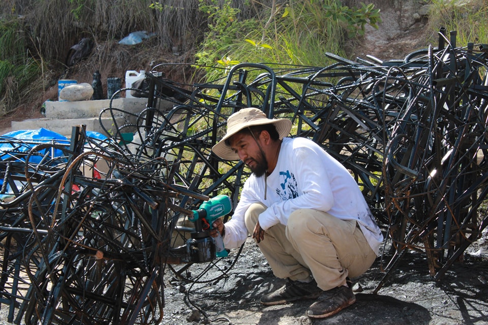 El artista Mauro Yojcóm, creador de la escultura "Nido del Colibrí"