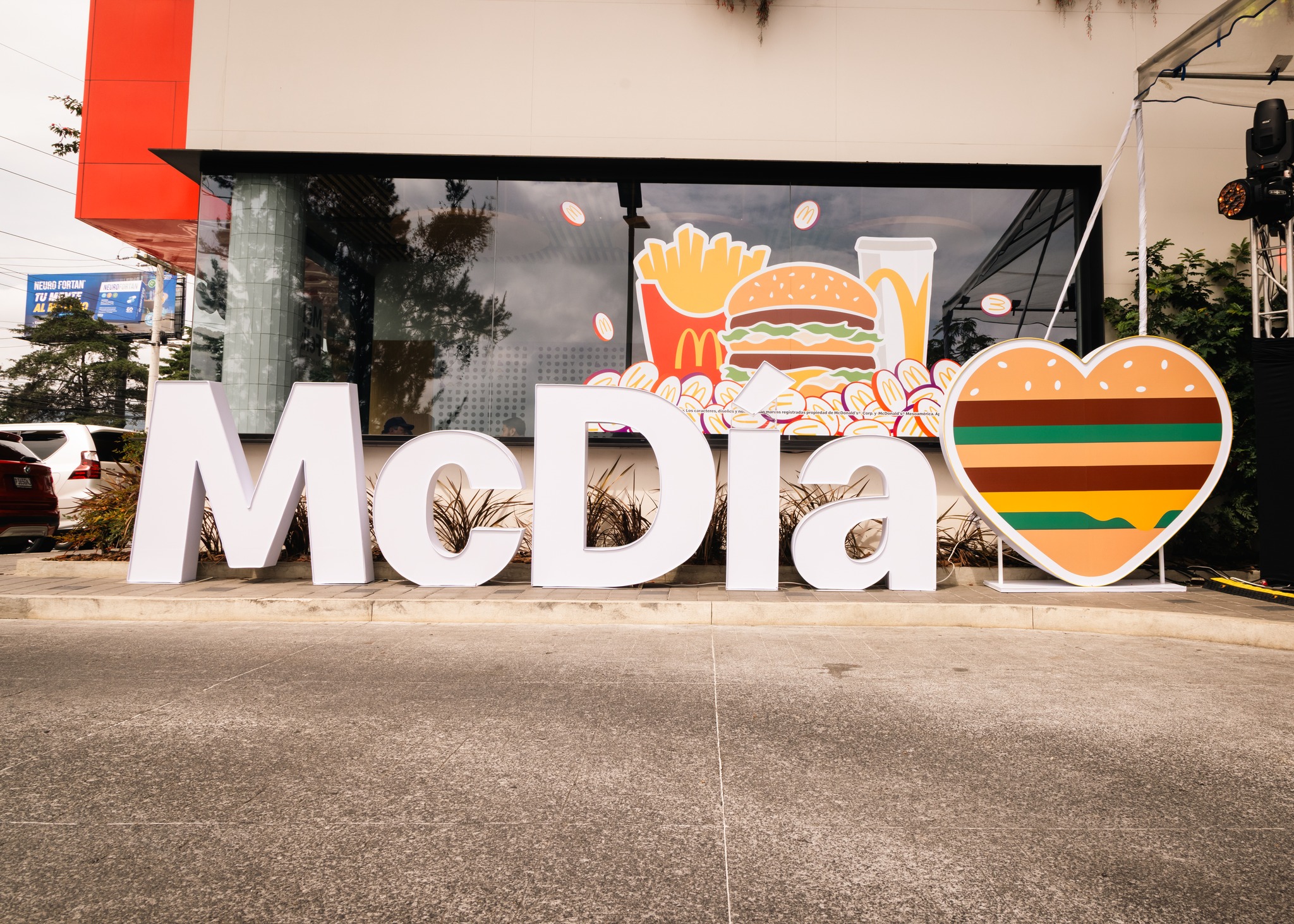 "La familia no es opcional es escencial" (créditos: @Mcdonalds.Guatemala)