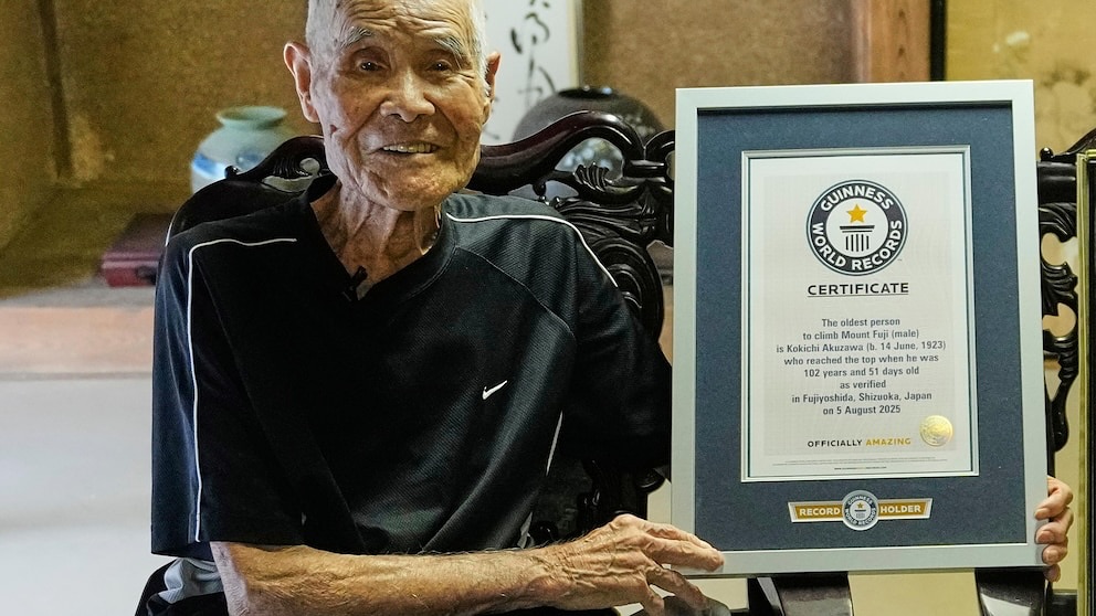 El japonés Kokichi Akuzawa, de 102 años, fue reconocido por Guinness World Records tras llegar a la cumbre del Monte Fuji (Crédito: @explorek2pk)