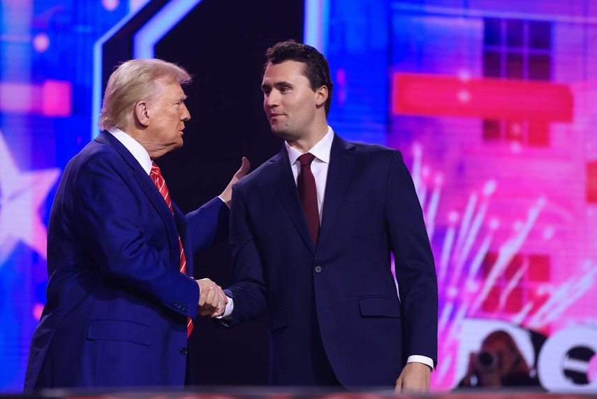 Charlie Kirk junto a Donald Trump, reflejando su cercanía como aliado del presidente estadounidense (Crédito: @charliekirk1776)