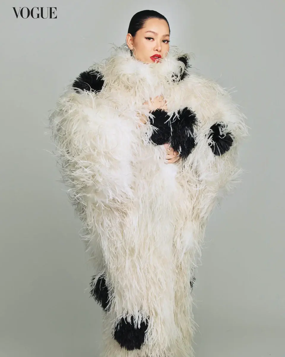 Bella Poarch impacta con su aparición (créditos: Photographed by Mark Nicdao for the October 2025 Issue of Vogue Philippines)