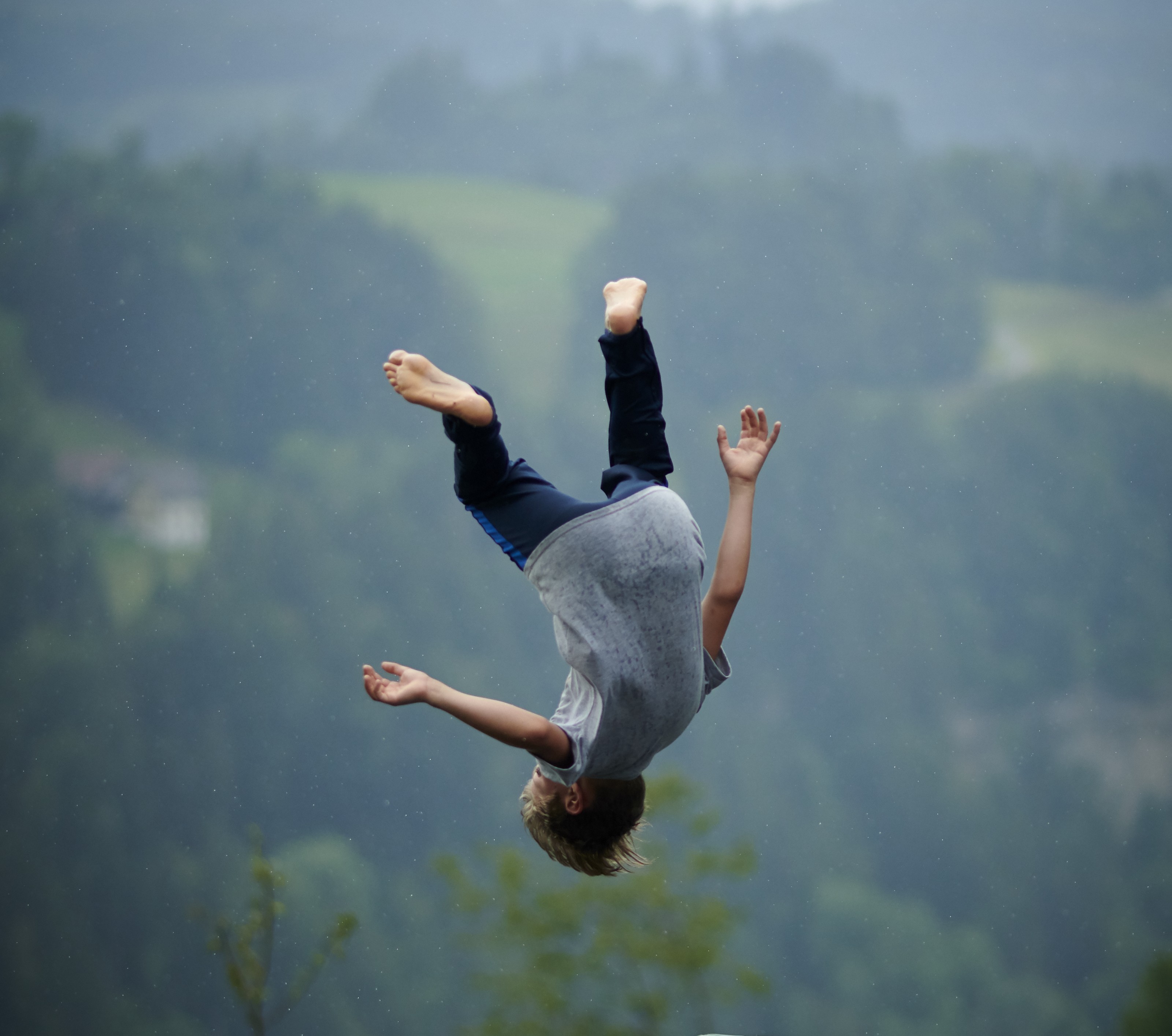 La caída repentina al dormir es común y, por lo general, corresponde a una reacción natural del cuerpo (Imagen con fines ilustrativos: Freepik)