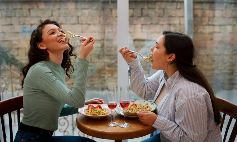 Comer bien no se trata de sufrir, sino de encontrar un equilibrio saludable y real (Crédito: Freepik)