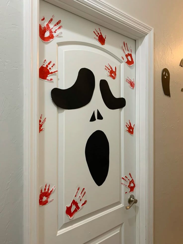 Puerta de totalmente terrorífica. (Créditos: Pinterest @YMBE)