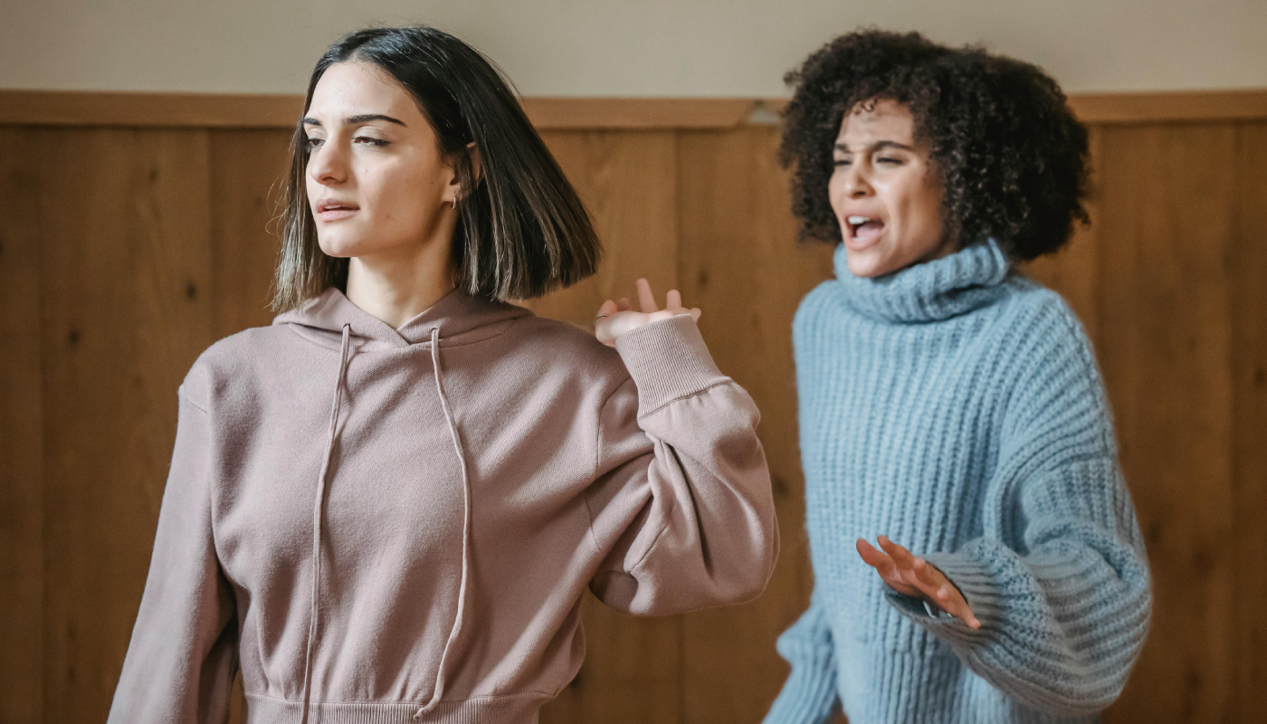 ¿Amistad o manipulación? (Créditos: Pexels @Liza Summer)