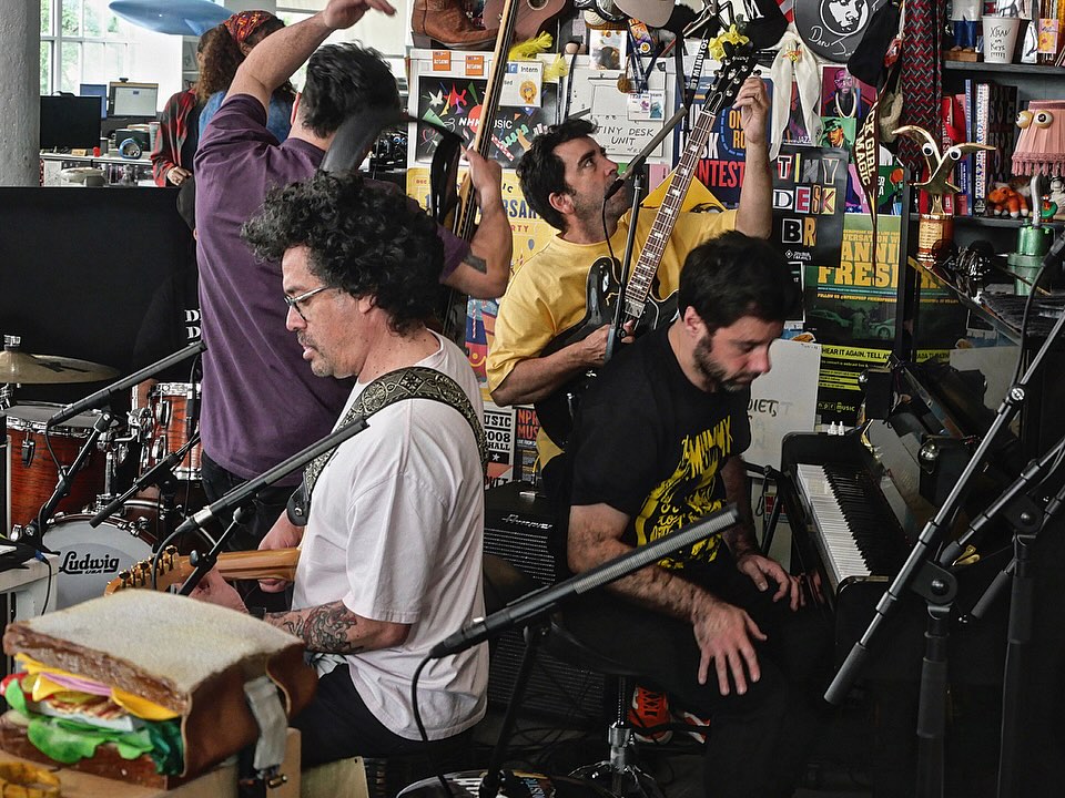 31 Minutos sorprende con su Tiny Desk de NPR, combinando humor y música en un show ya viral en YouTube (Crédito: 31minutos)