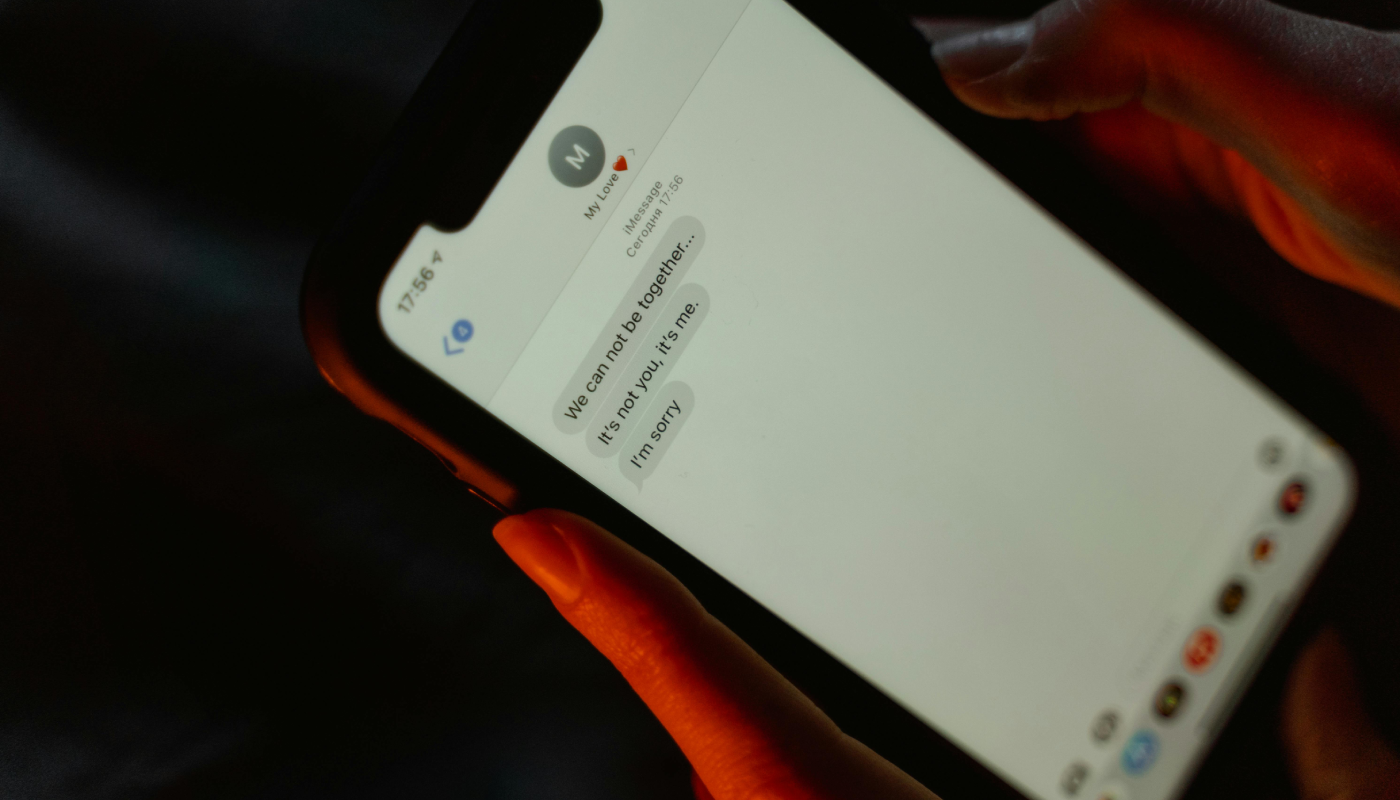 Tu pareja ya no es la misma y lo sabes. (Créditos: Pexels @MART PRODUCTION)