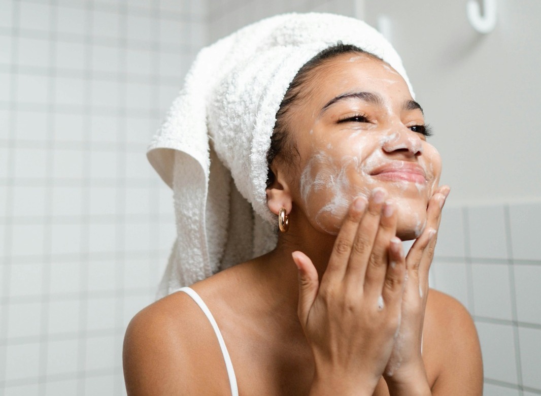 Cuida tu piel con amor. (Créditos: Pexels @Ron Lach)