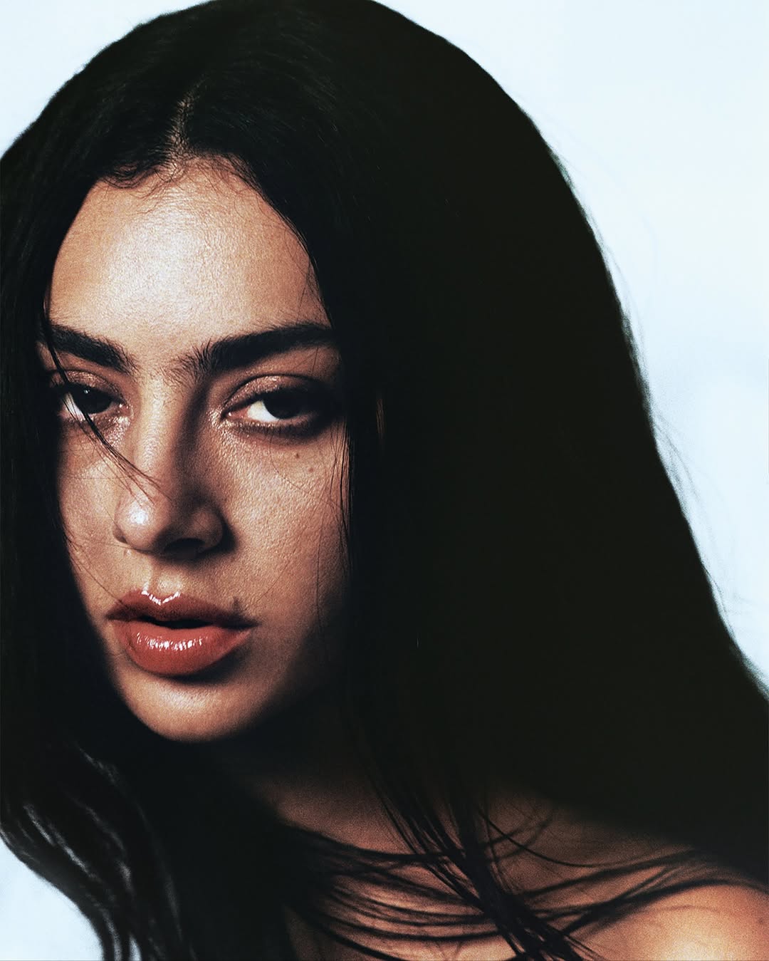 Charli XCX sorprende con su lado más íntimo. (Créditos: @charli_xcx)