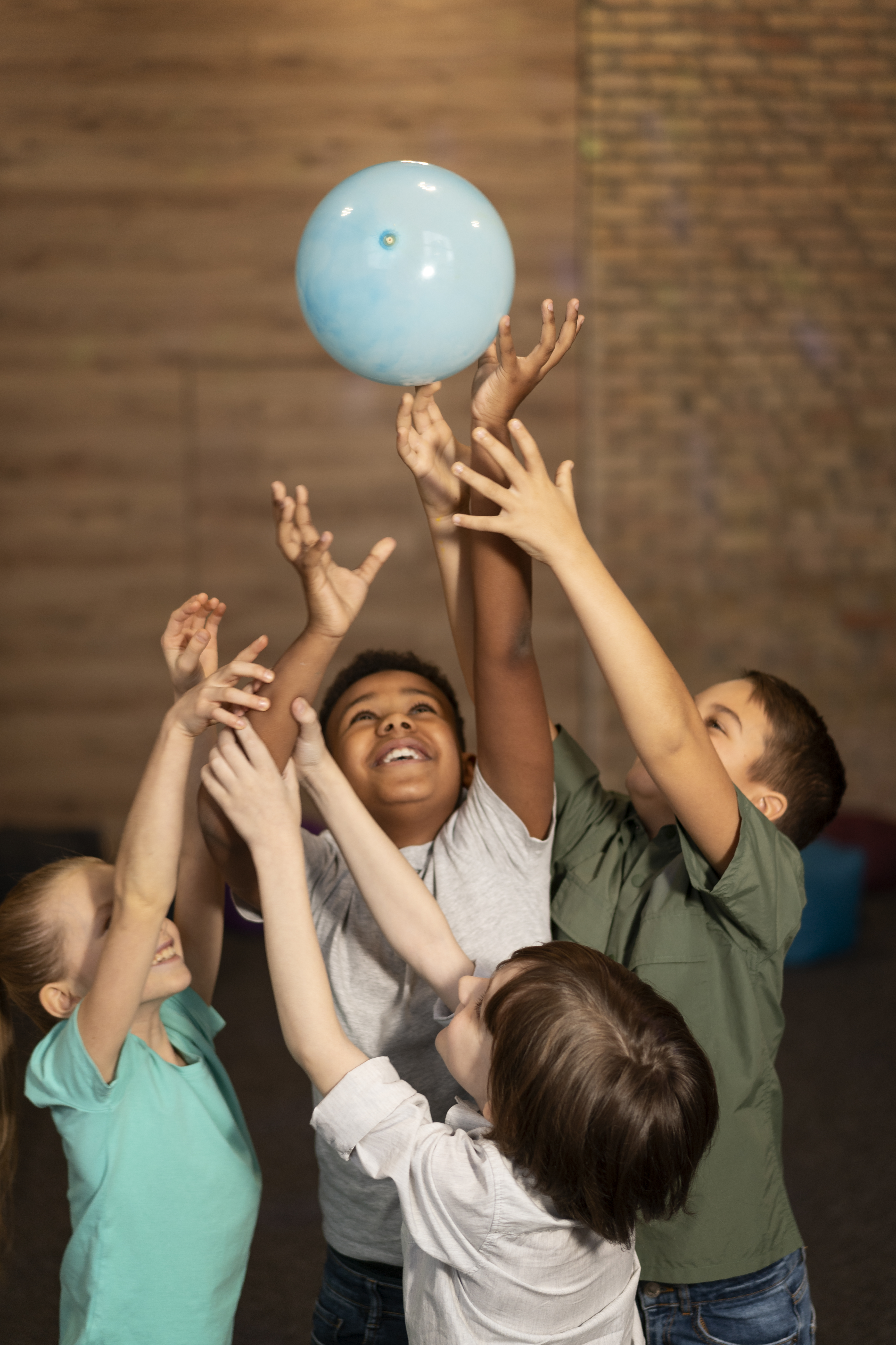 Celebra el Día del Niño recordando la importancia de sus derechos y con regalos que creen recuerdos inolvidables (Crédito: Freepik)