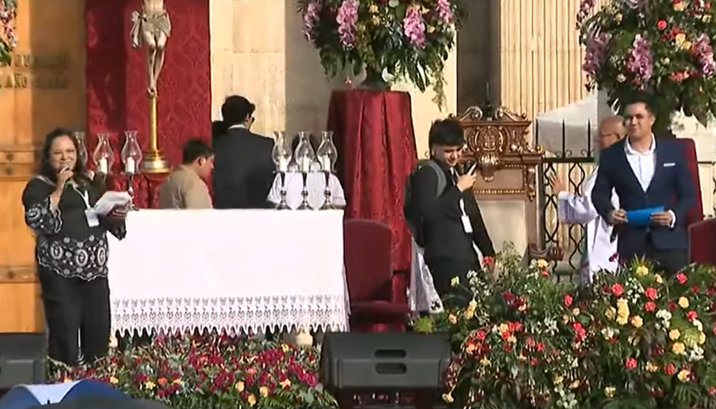 El encuentro contó con la conducción de Sofía Alvarado y Enrique del Cid (Crédito: Captura)