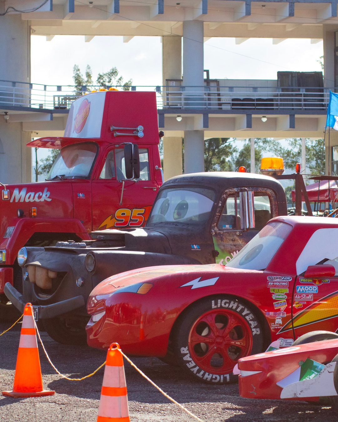 Autos legendarios y ambiente épico. (Créditos: @elrockdeloscarros)