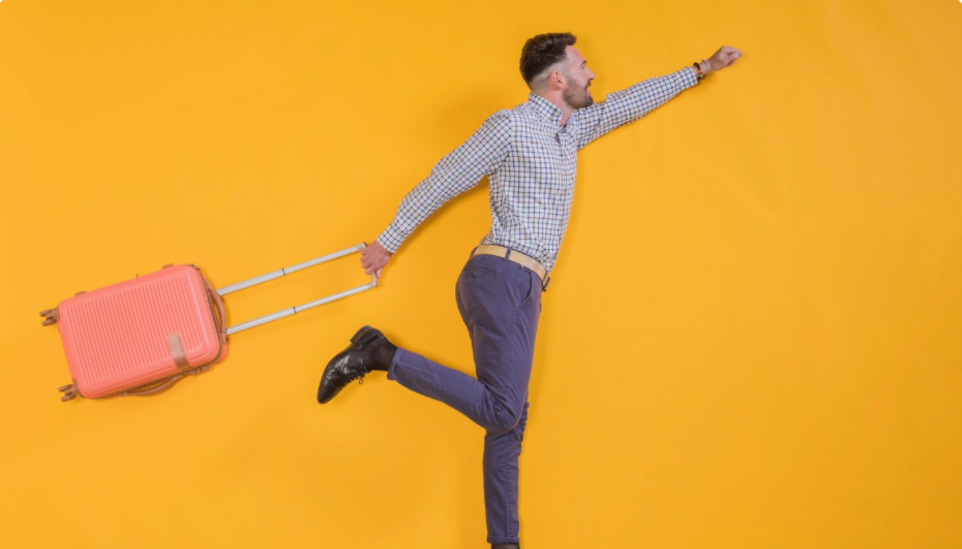 Correr con una maleta.