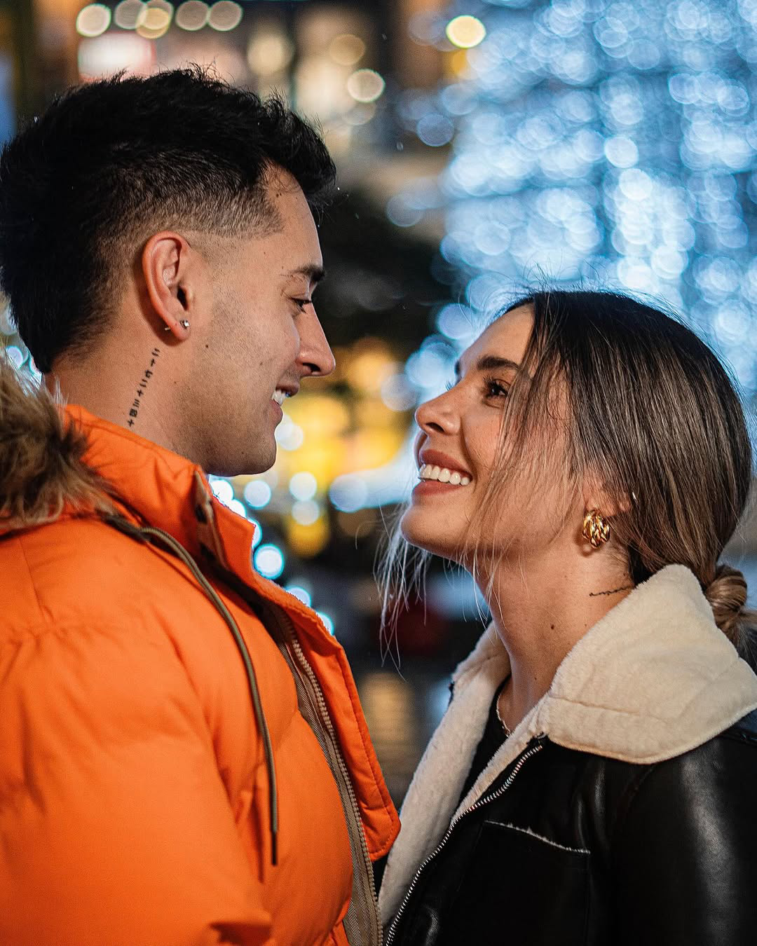 Un escenario vacío, una cámara en primera fila y una sola persona presente. (Créditos: @soyximerico)