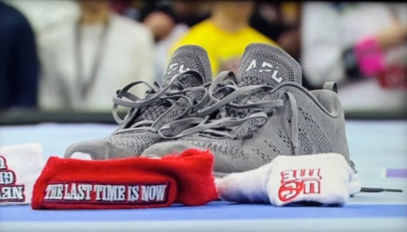 En un emotivo gesto de retiro, Cena dejó sus zapatos, muñequeras y protector de brazo sobre la lona (Crédito: @johncena)