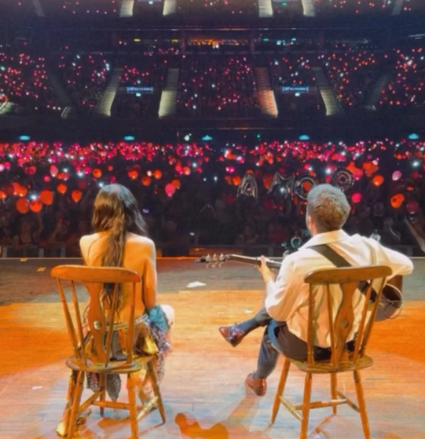 Cazzu en el Movistar Arena de Chile durante su gira “Latinaje” (Crédito: @cazzuglobal)