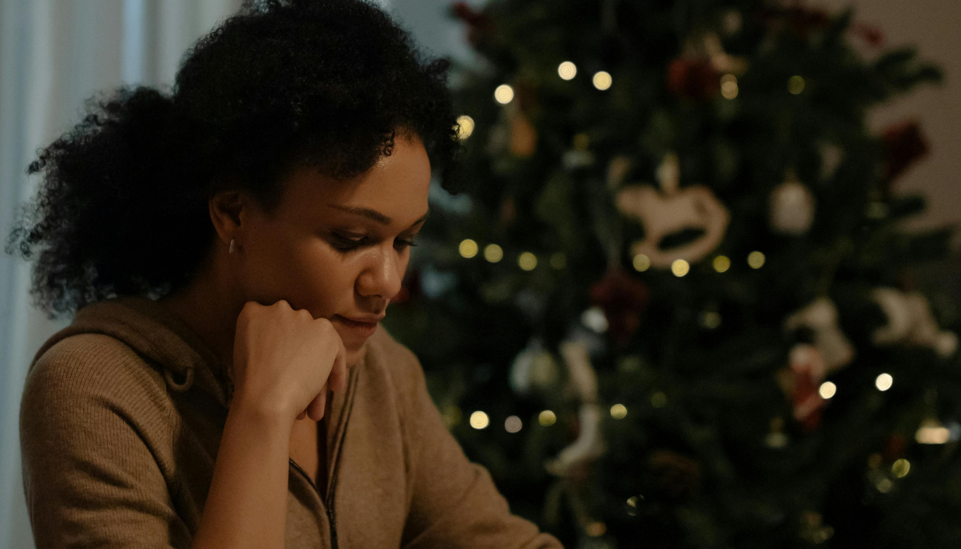 “Descubre por qué algunos se sienten tristes en Navidad”
