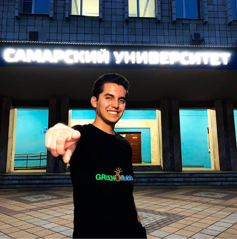 La innovación de Adán Ramírez combina microalgas y tecnología para crear paneles solares que reducen CO₂ y producen electricidad (Crédito: @adanrs)