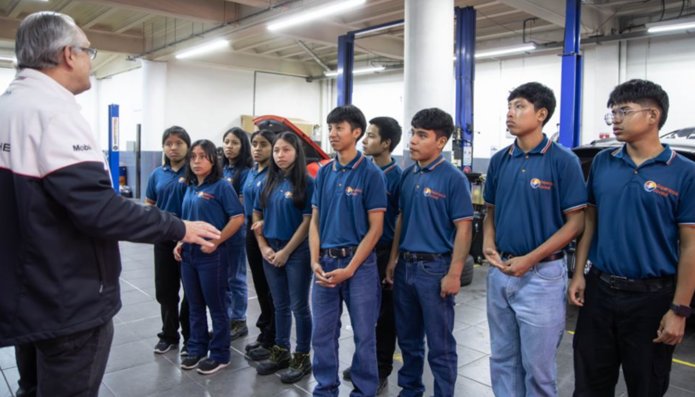 Así impulsan Porsche, Grupo Los Tres y TECHO a jóvenes en mecánica automotriz,