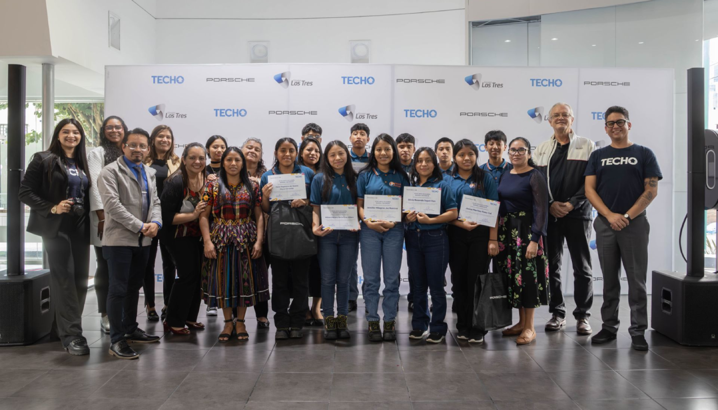 Así impulsan Porsche, Grupo Los Tres y TECHO a jóvenes en mecánica automotriz