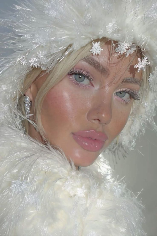 Tonos fríos y brillo: el look icy que dominará enero 2026