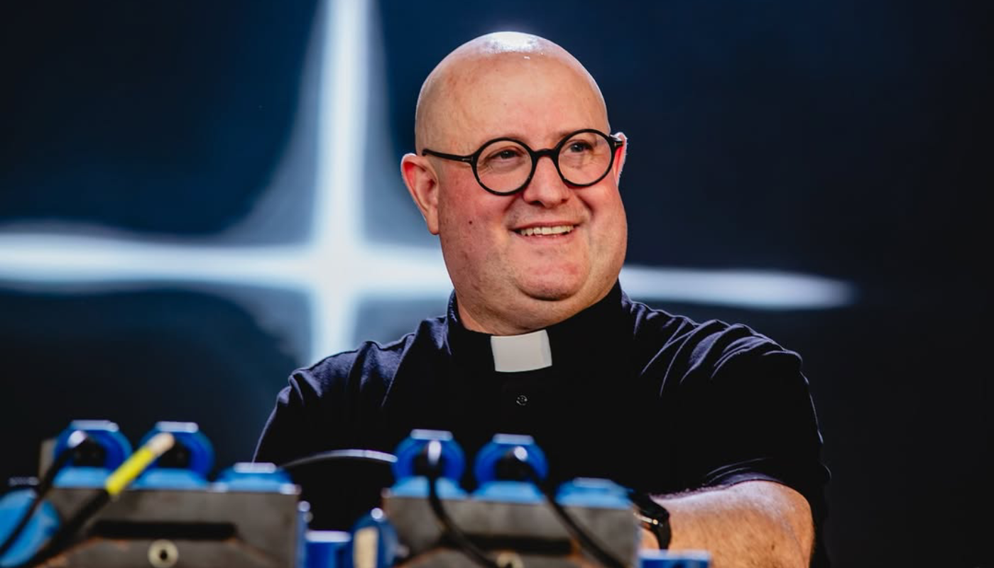 De la parroquia a los escenarios internacionales: así nació el fenómeno del Padre DJ. (Créditos: @padre.guilherme)