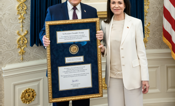 El gesto de María Corina Machado con su medalla del Nobel tras reunirse con Trump. (Créditos: X @WhiteHouse)