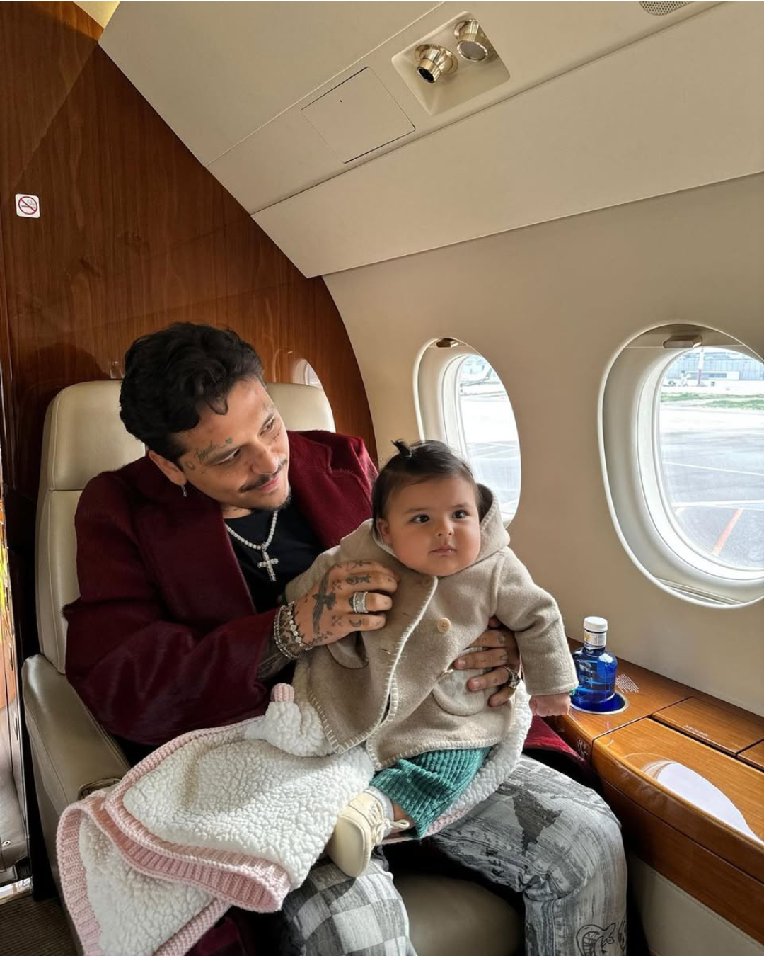 Los propósitos de Año Nuevo de Nodal generaron controversia luego de que usuarios notaran la ausencia de cualquier mención a su hija Inti. (Créditos: @nodal)