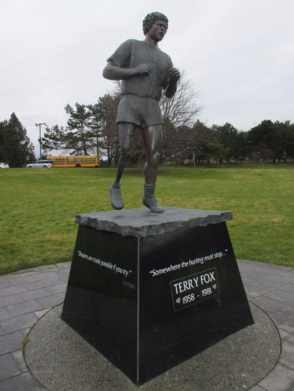 Terry Fox es recordado en estatuas en Ottawa, Vancouver y Victoria, que lo muestran corriendo con su prótesis (Crédito: X)