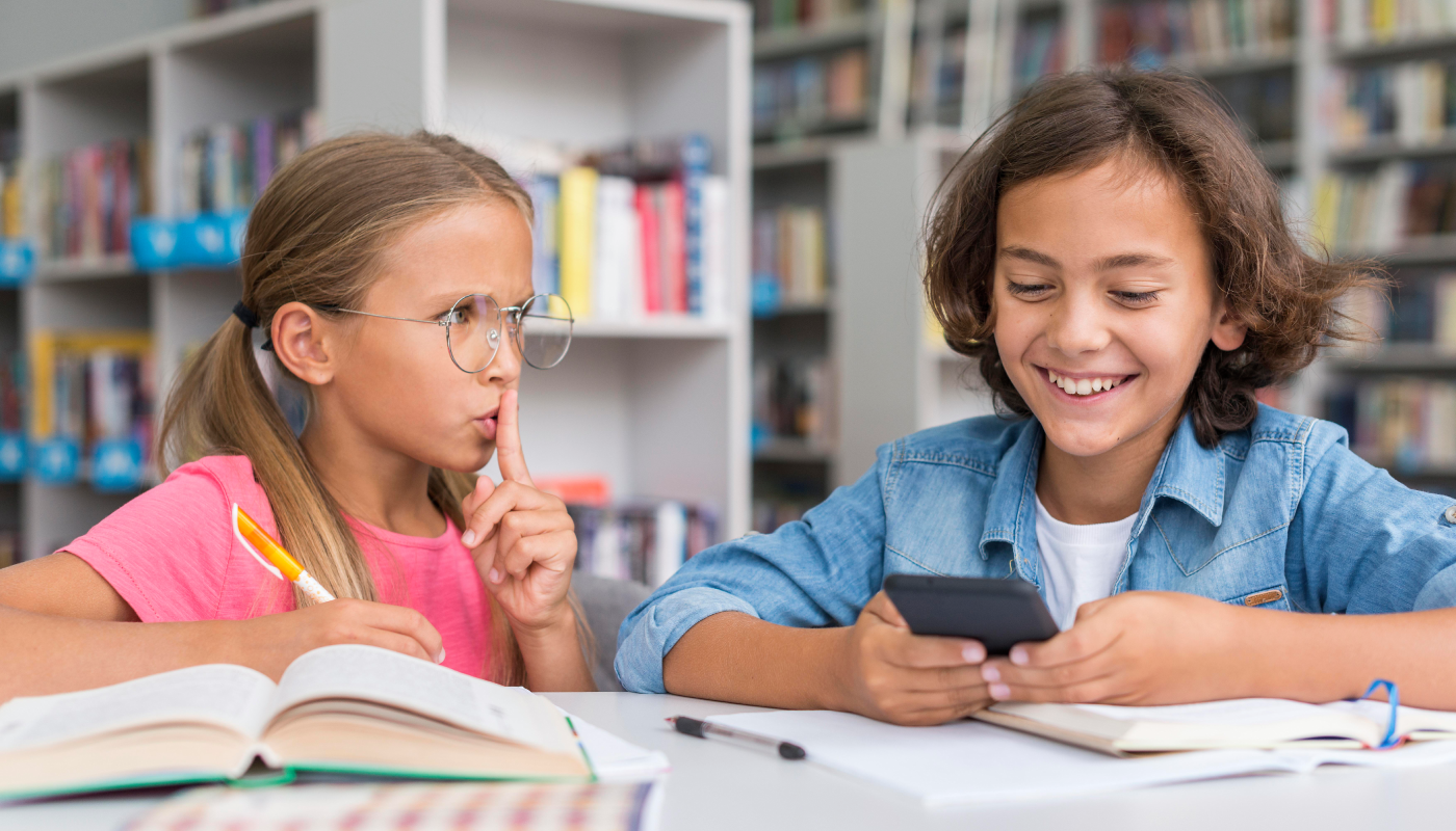 ¡Francia prohíbe celulares en colegios y limita redes sociales!