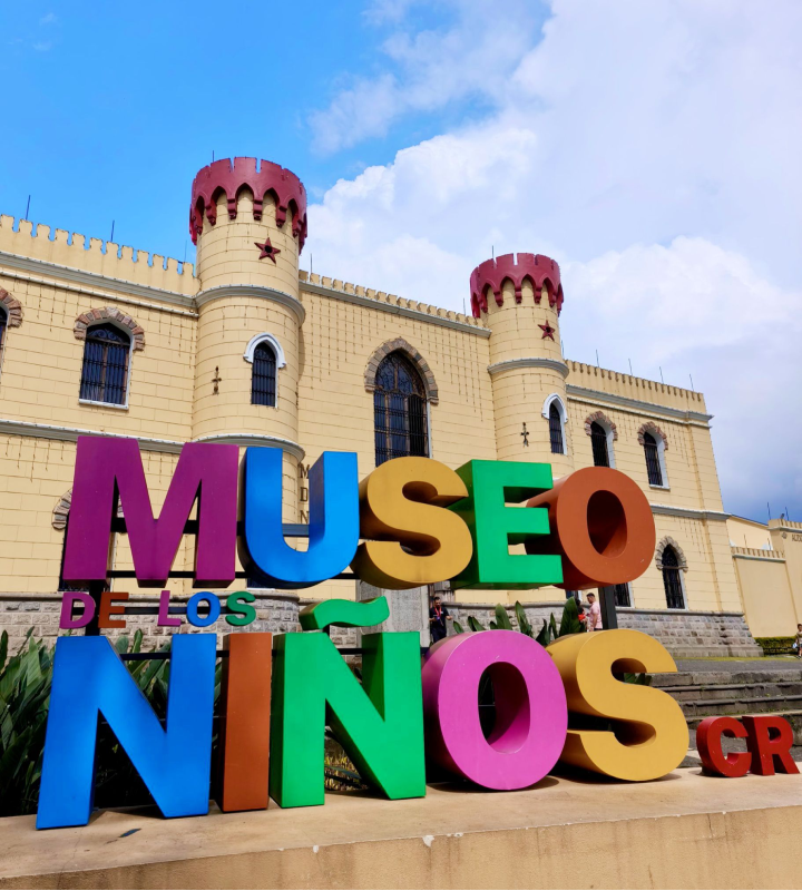 ¡Atención! Niños y jóvenes ejercen su voto simbólico en Costa Rica