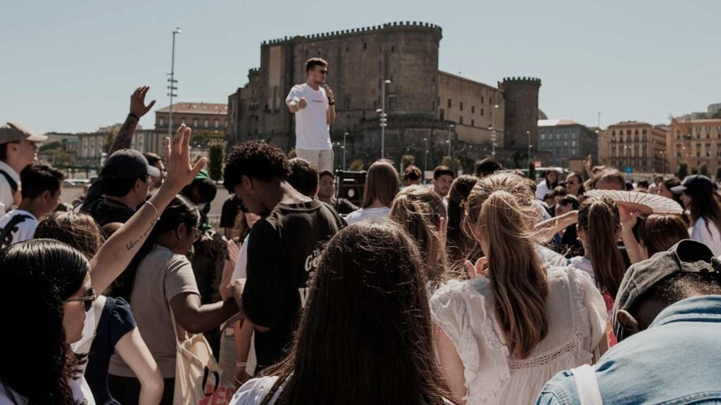 Cientos de jóvenes danzan por Jesús en las calles de Italia