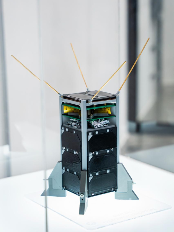 UVG firma contrato de lanzamiento al espacio del segundo satélite guatemalteco