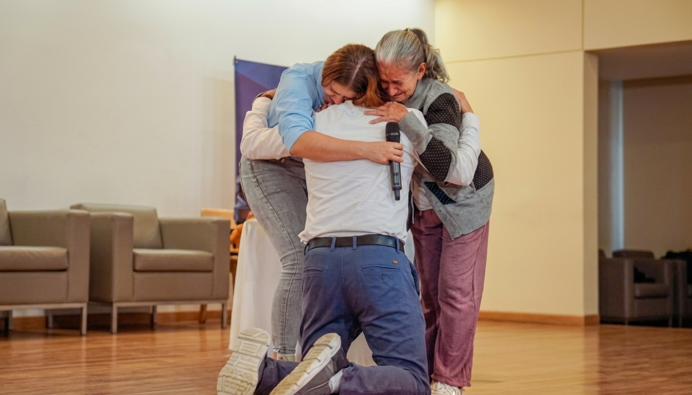 El perdón que dejó sin palabras a Colombia: Madres de la víctima confrontan y abrazan al militar que confesó la verdad