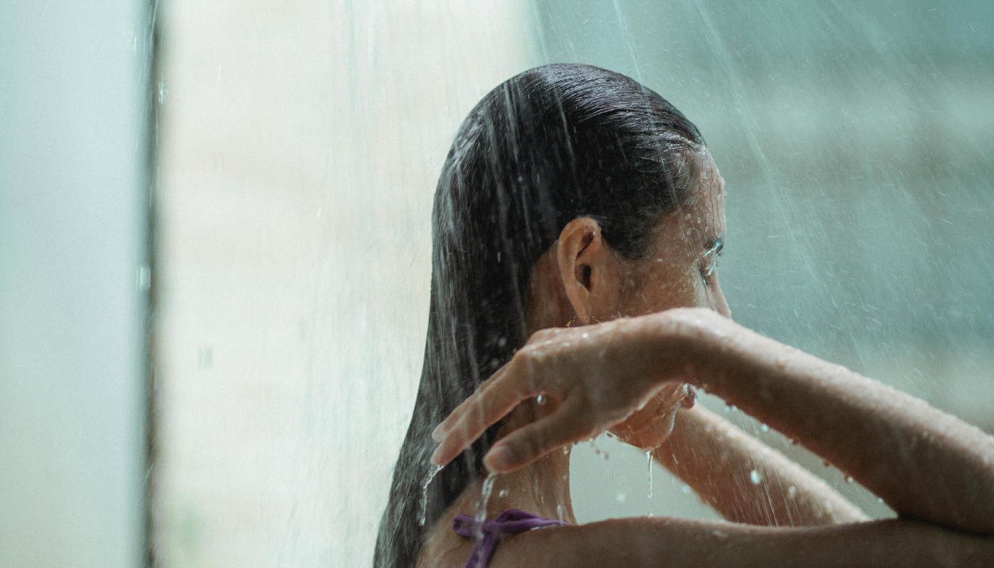 Enjuagar tu cabello a tiempo evita daños mayores.