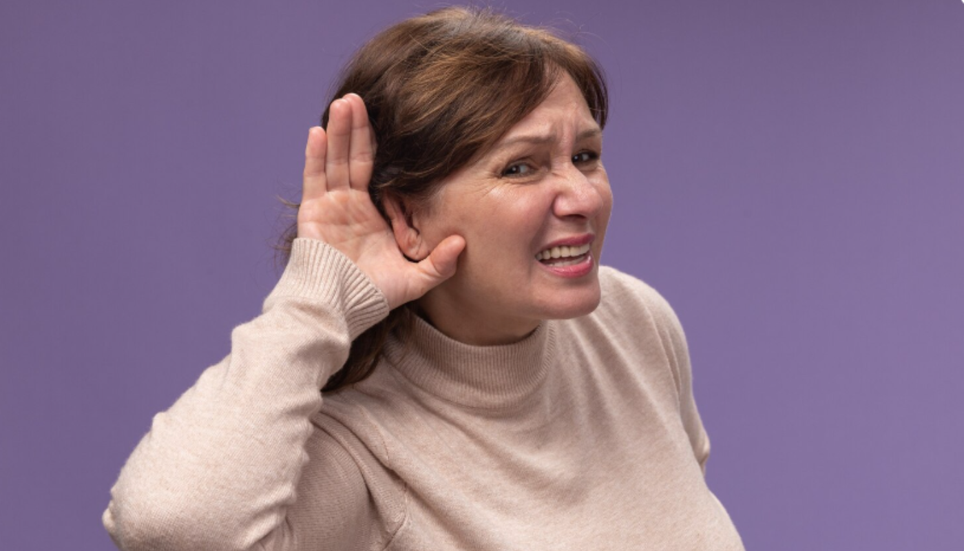 Alertan sobre daño auditivo por audífonos.