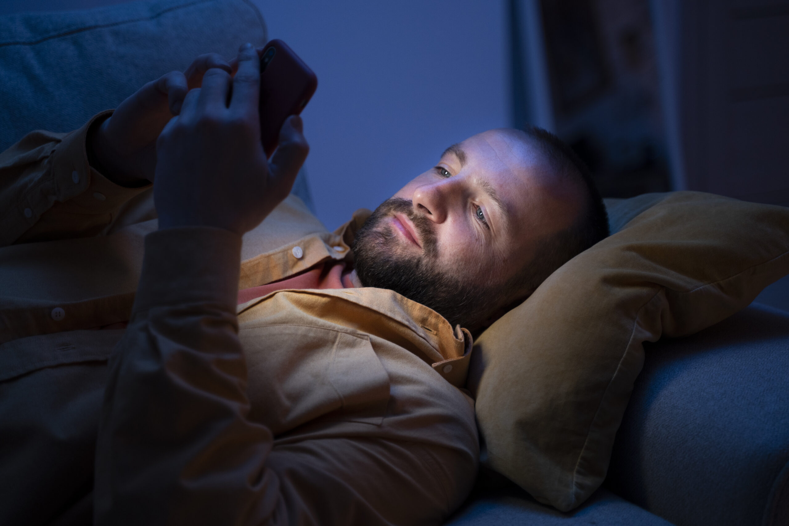 desvelarse viendo el celular en plena madrugada.