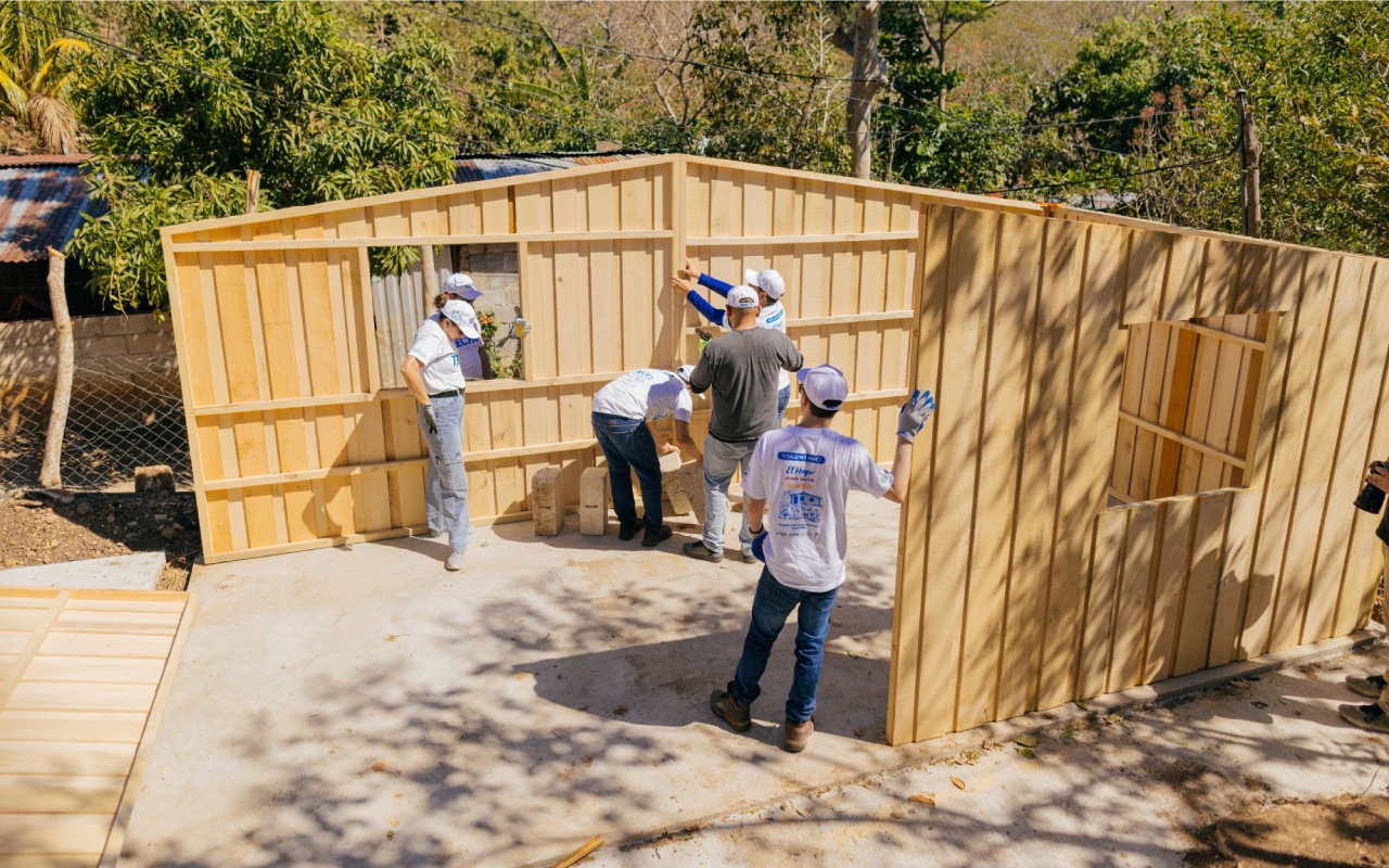 Gracias al McDía Feliz 2025, McDonald’s y TECHO construyen viviendas en Villa Canales