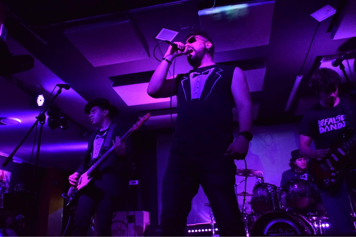  Los Falsos Dandys lanzan 'Stupid Vision Pro', una crítica a la IA y un llamado a las interacciones interpersonales