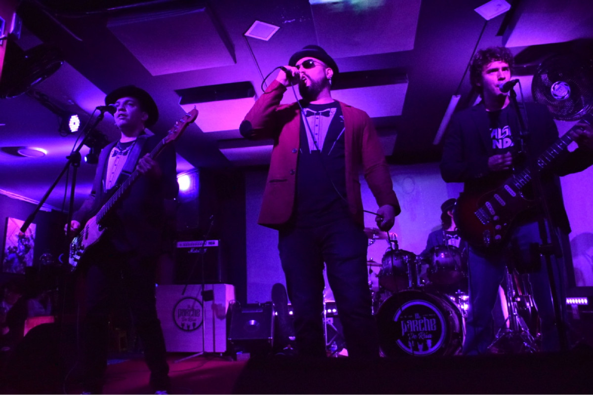  Los Falsos Dandys lanzan 'Stupid Vision Pro', una crítica a la IA y un llamado a las interacciones interpersonales